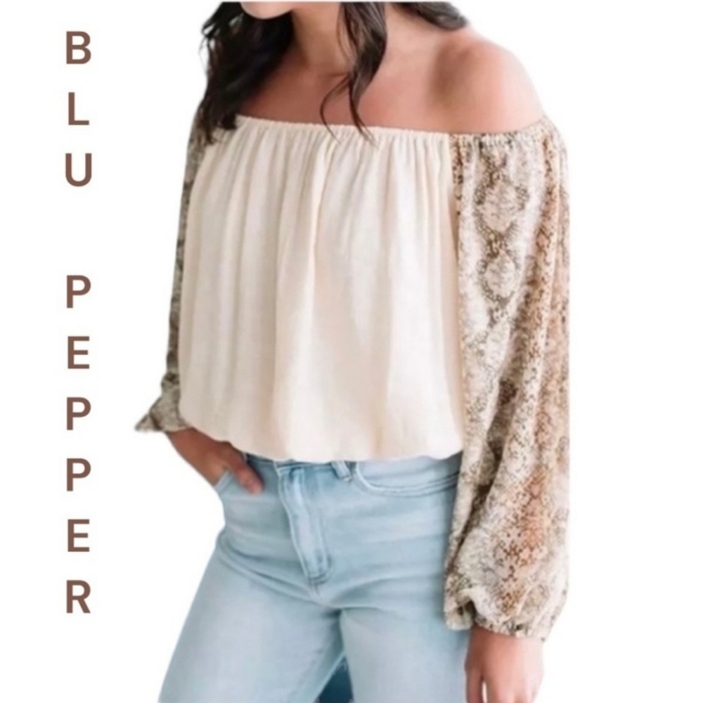 🆕️🏷 BLU PEPPER Designed in California snakeskin off the shoulder crop top - M
